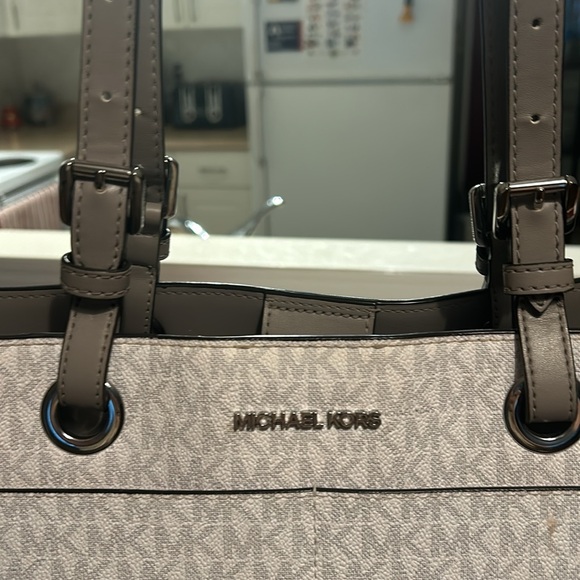 Micheal Kors Jet Set Commuter Tote - Picture 2 of 8